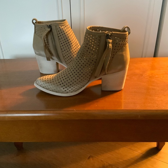 Dolce Vita Women's Kenyon Ankle Bootie - Picture 2 of 4